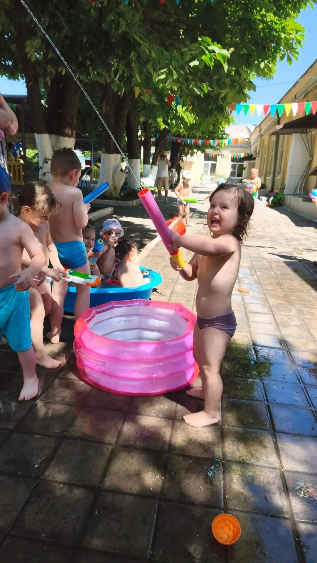 Малыши МБДОУ № 181 активно проводят жаркие летние дни. Водные процедуры, солнечные и воздушные ванны