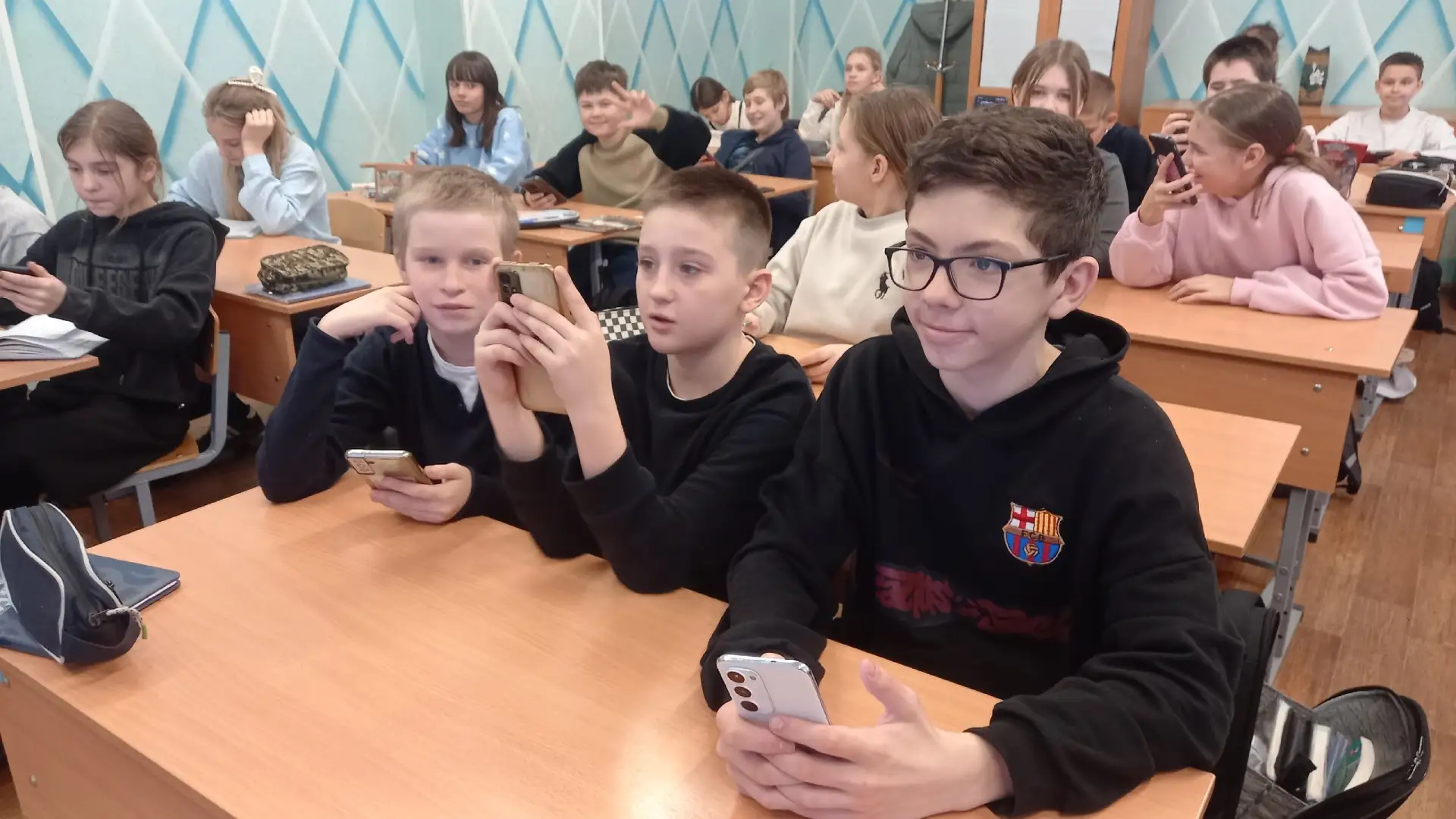 "Ребята,достаём телефоны и подключаемся к интернету,"-именно так начинается занятие в литературном к