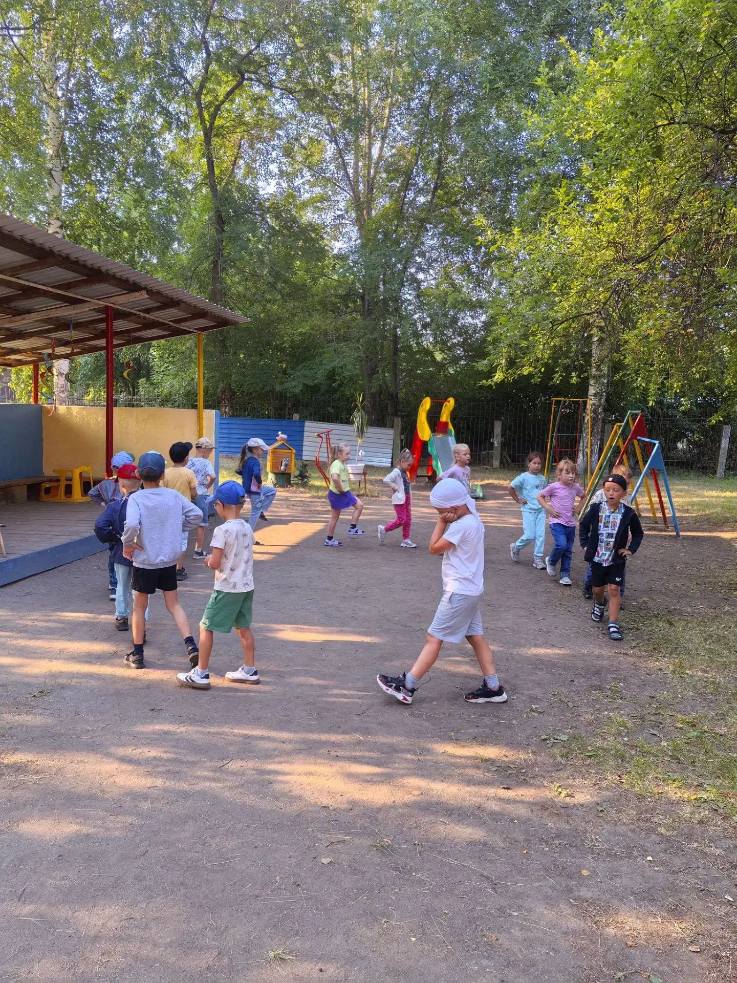 🌞 Утренняя зарядка на улице в детском саду — это веселье и польза с первых минут дня! 🎉

😊 Доброе