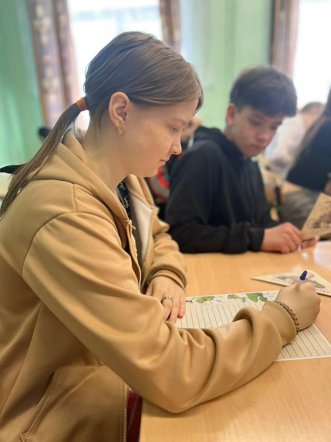 И снова ребята пишут нашим защитникам письма. В их строчках сопереживание, участие, гор...