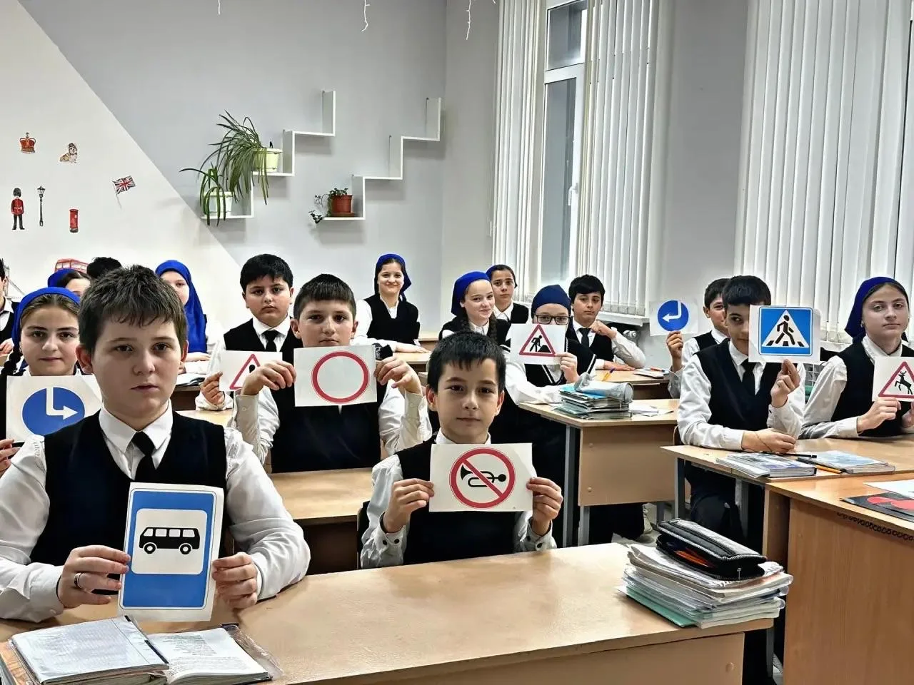 «Соблюдая ПДД — не окажешься в беде»  В 6 «Б» классе прошёл классный час, посвящённый правилам дорож