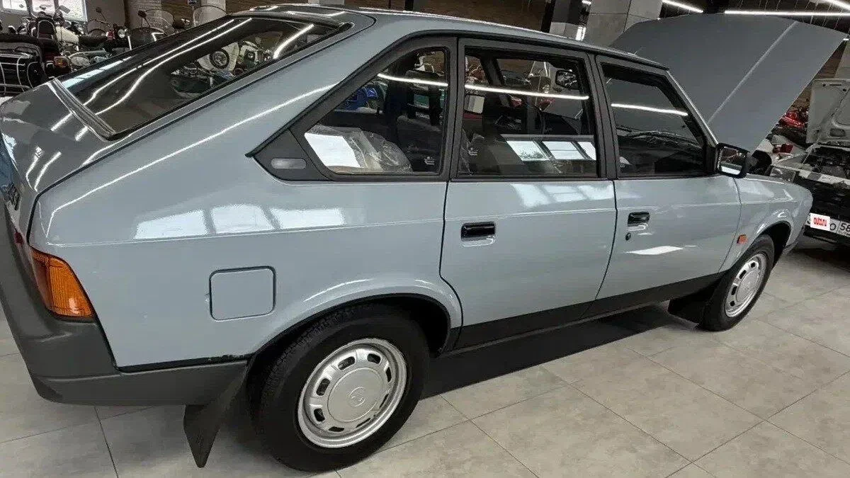 Пробег минимальный, но цена — просто космос 🚀

На Авто.ру появился «Москвич-2141» 1992 года с пробе
