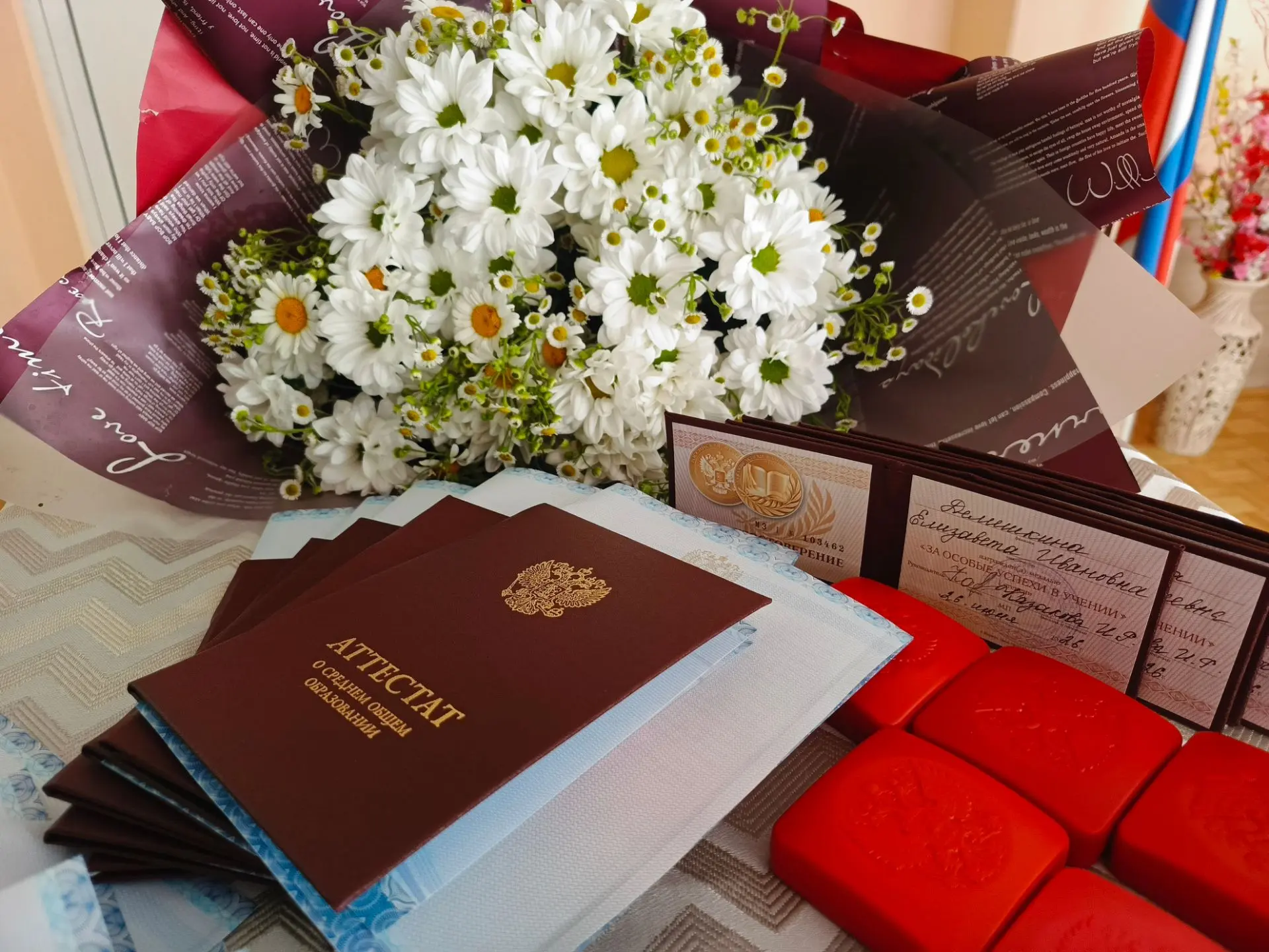 ❤️ В добрый путь, выпускники!

 26 июня в гимназии состоялась торжественная церемония вручения аттес