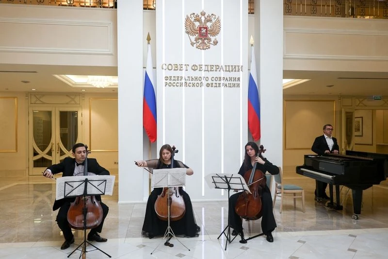 Сегодня перед началом осенней сессии Совета Федерации состоялся концерт преподавателей ...