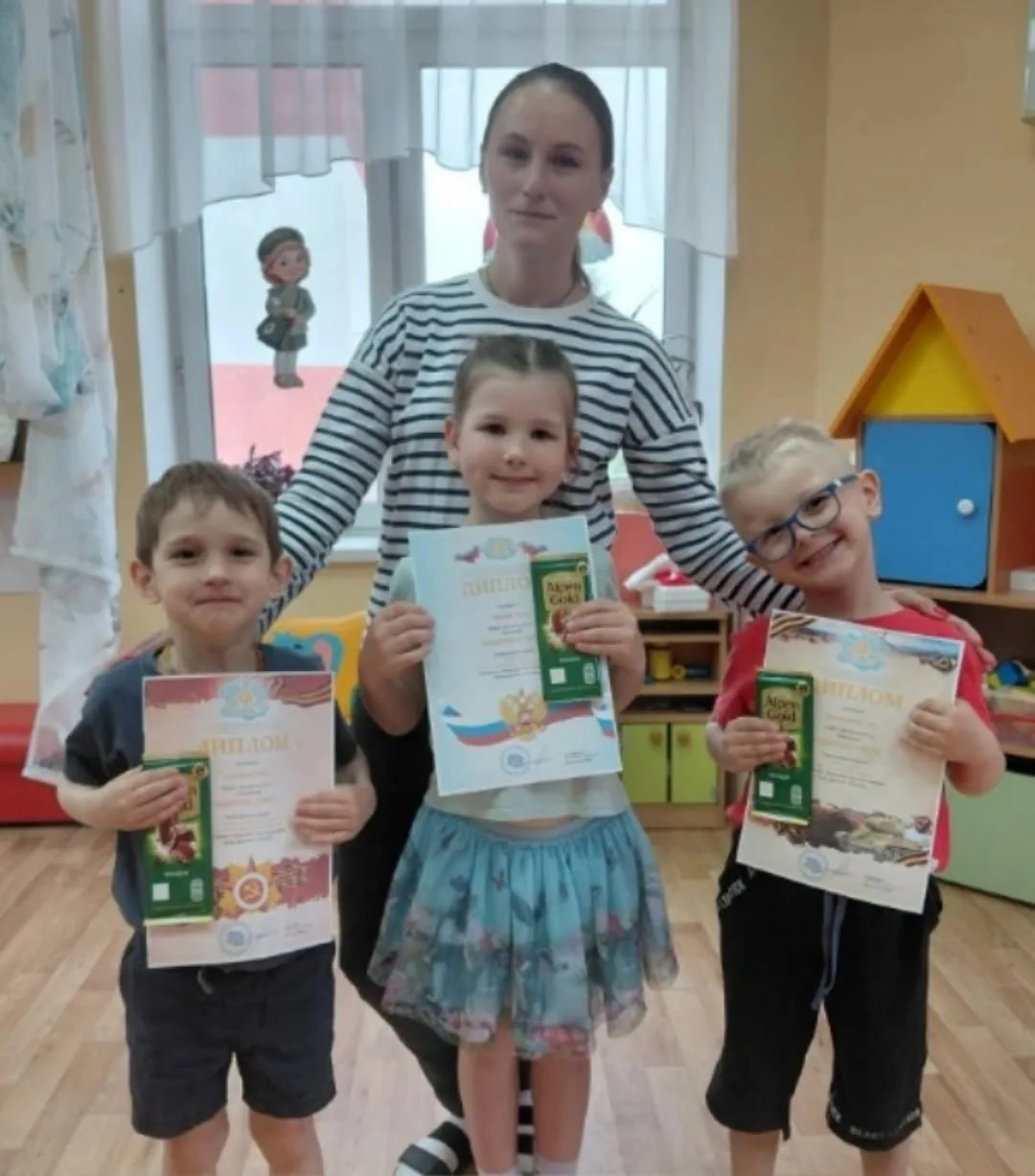 Наши ребята из 6 группы "Золотая рыбка" Метельников Стас, Корешков Егор и Петрова Лиза ...