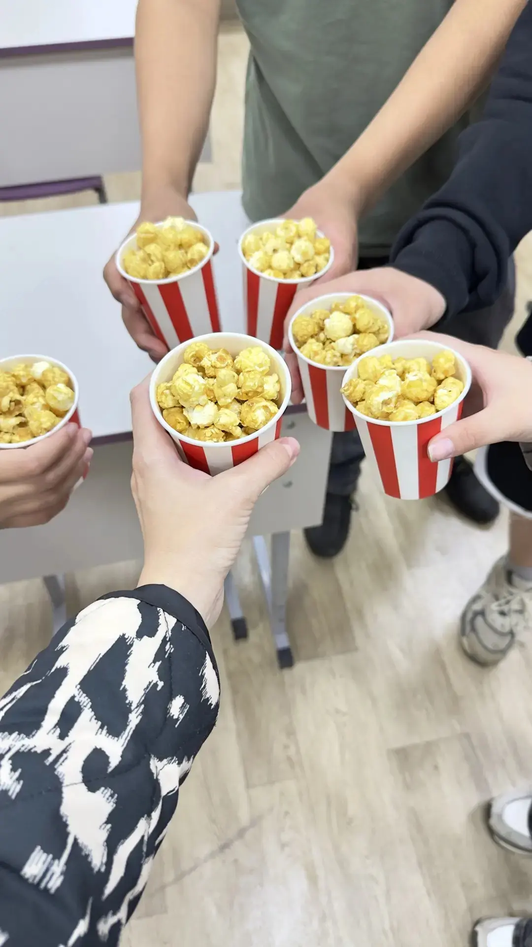 Всем кино! 🍿 
Сегодня, в предпоследний день работы школьного лагеря, ребята старшей группы побывали