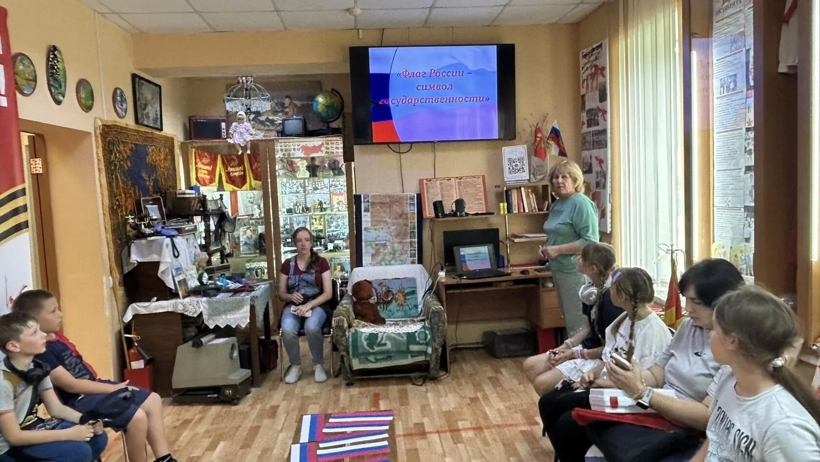 🇷🇺 В стенах музея прошла беседа "Флаг России- символ государственности для детей из п...