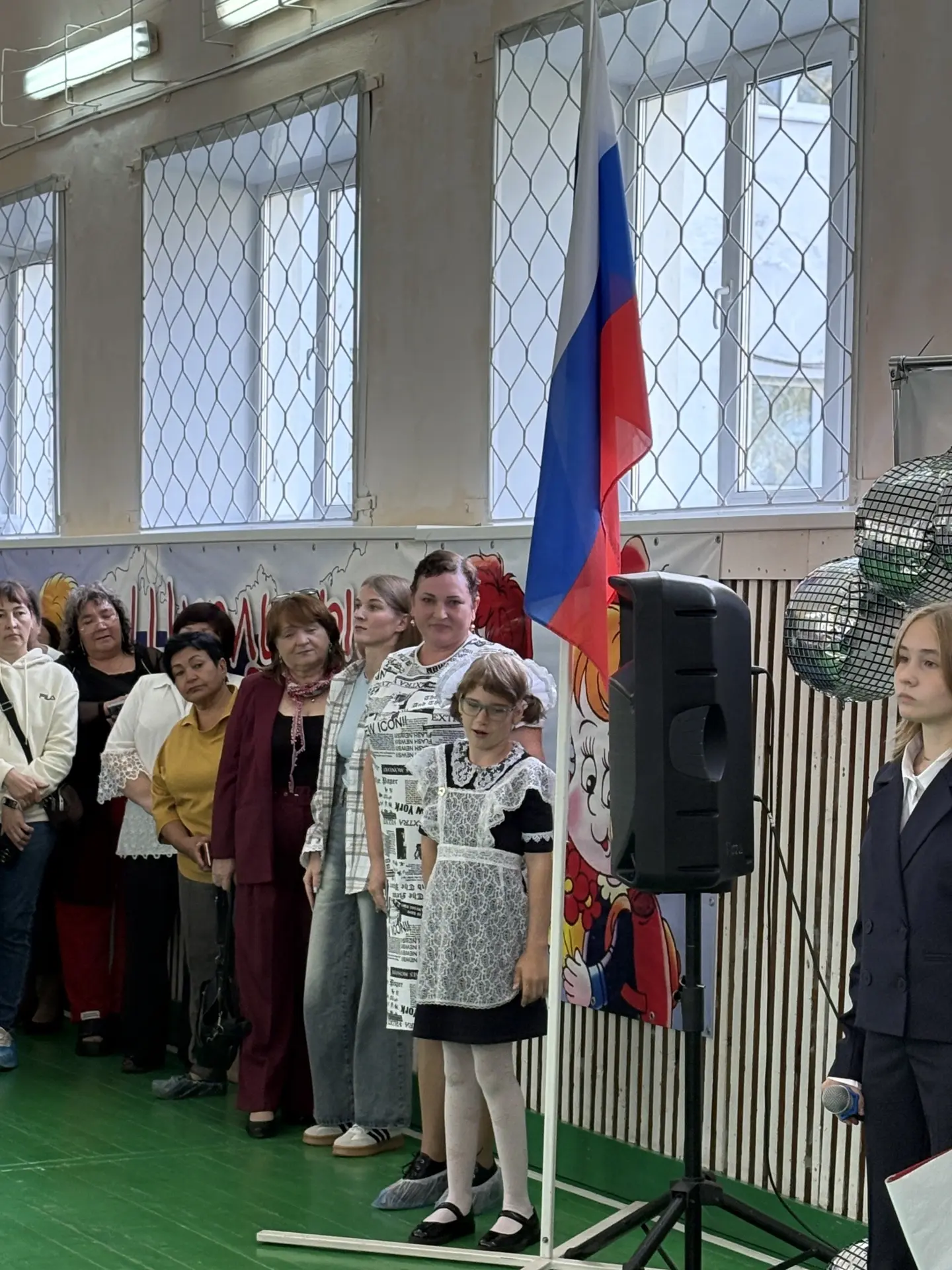 Сегодня школьный спортивный зал снова наполнился музыкой, цветами и счастливыми улыбкам...