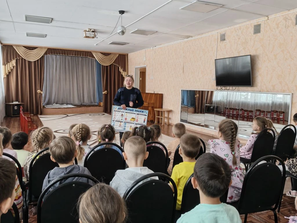 Сегодня инспектор по пропаганде безопасности дорожного движения старший лейтенант полиц...