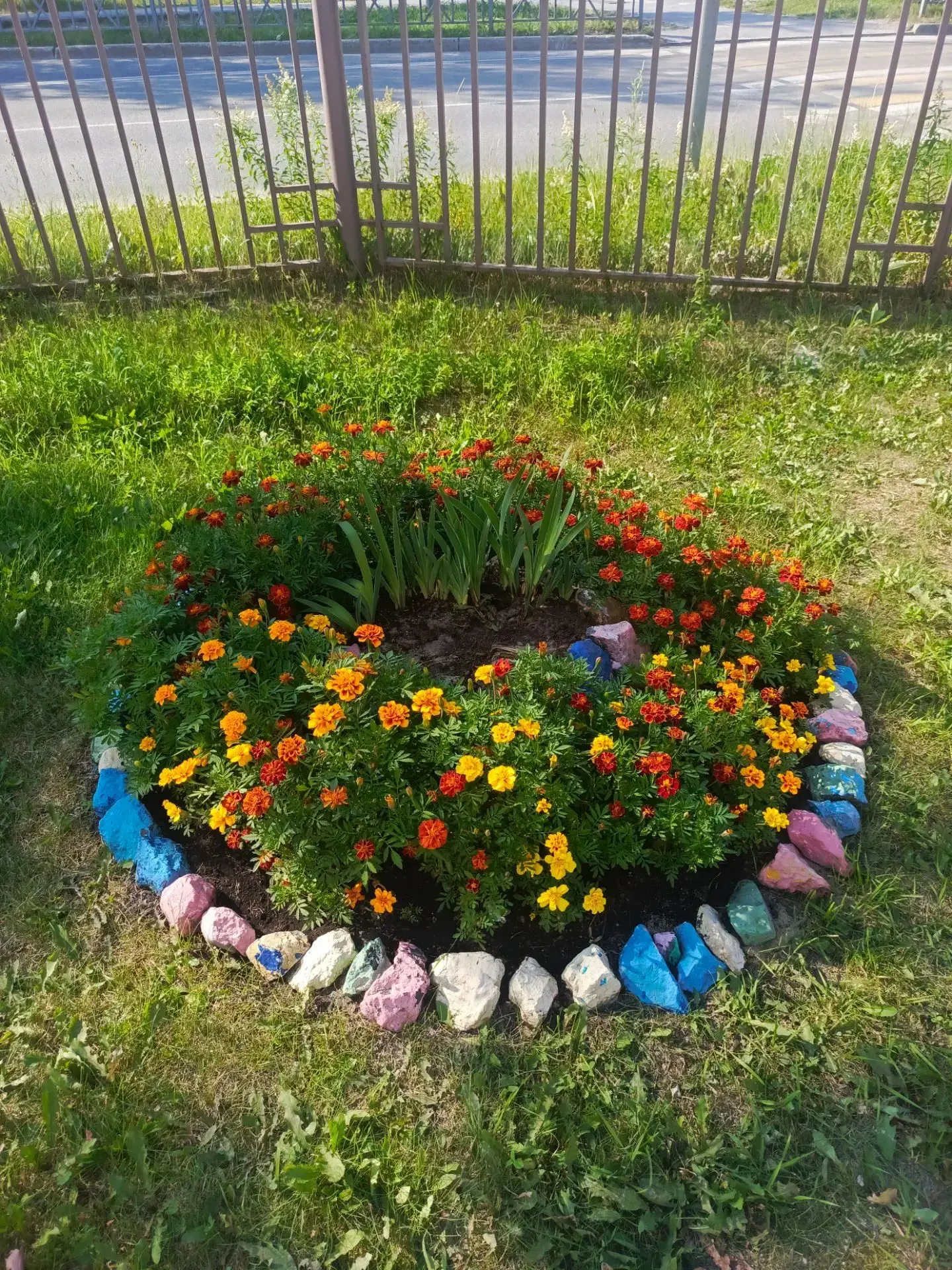 Жара.. 
Но мы и в режиме ремонта, и в режиме жары, стараемся сохранить красоту нашего большого школь