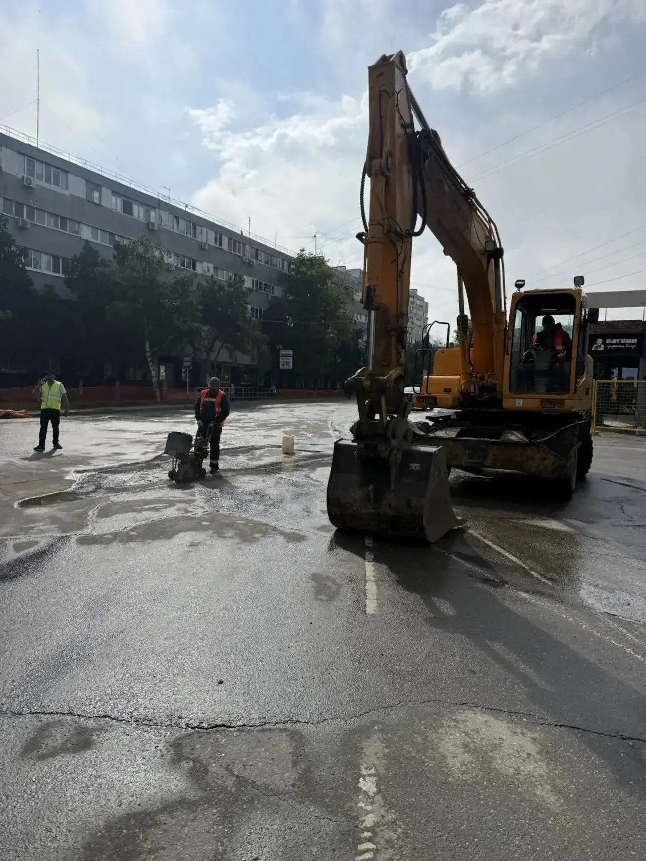 ⚠️ Работы на Ленина начались   На участок зашли специалисты и техника. Ведется вскрытие асфальта.   