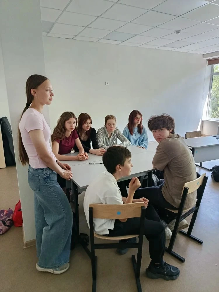 Магия чисел: как восьмиклассники сошлись в интеллектуальном бою! Шум в кабинете математики затихает.