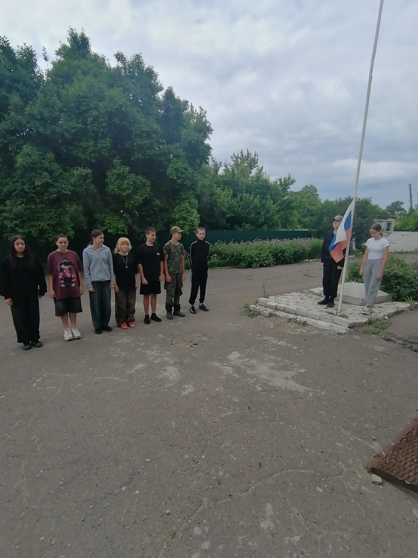 Сегодня в нашей школе открылся лагерь труда и отдыха. День начался с линейки, потом прошла зарядка, 