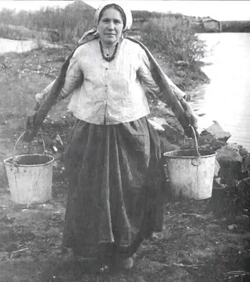 Вся деревня плевала ей в след, а она вынашивала их позор. Богатый мельник клялся стереть ее в порошо