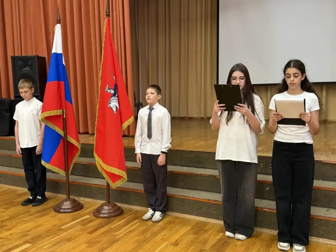 🇷🇺🤍Новую неделю мы начали по традиции с торжественной церемонии поднятия государственного флага Росс