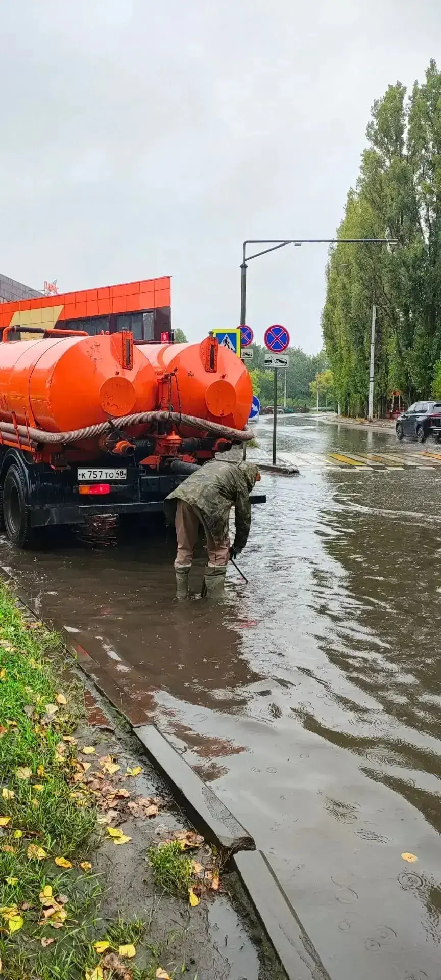 ☔️В Липецке начались осадки в виде непрекращающегося дождя – сотрудники управления благ...