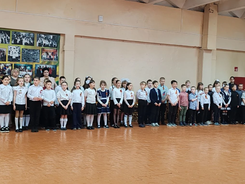 🎖️ Линейка ко Дню Победы — прошла на ура!  Ученики 1‑х и 2‑х классов собрались, чтобы почтить память