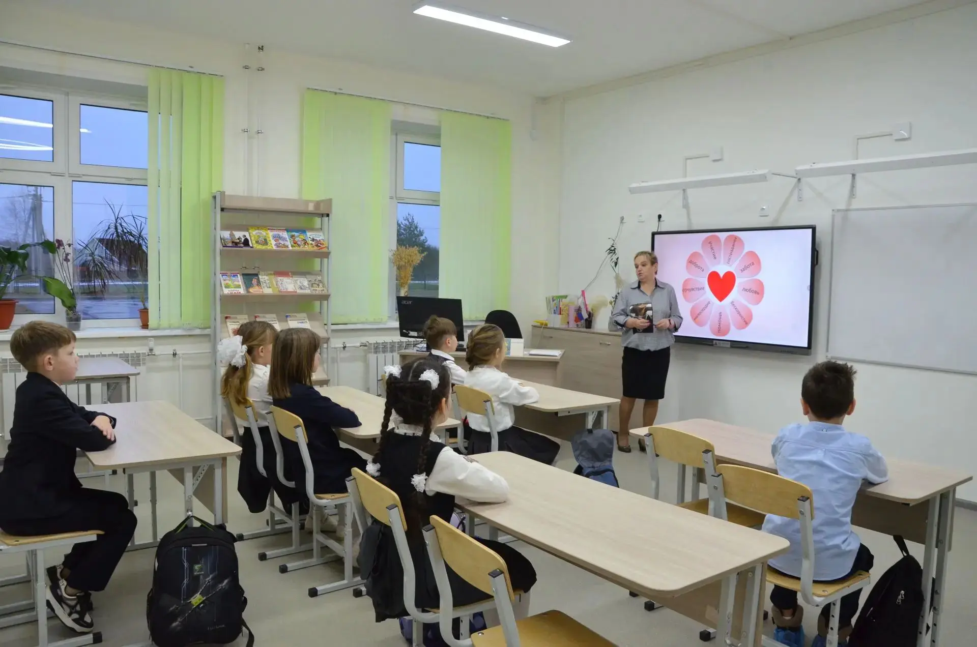 Забота о своих: Ярославская область расширяет поддержку учителей, будущих мам и семей б...