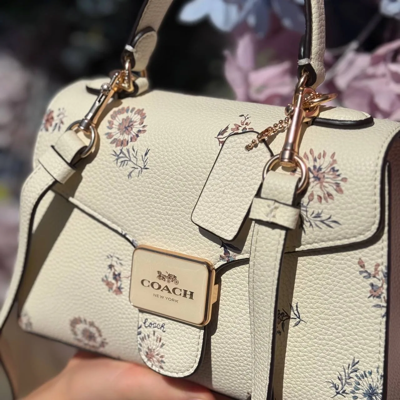 Coach
-натуральная кожа 
-размер 22/14
комплектация пыльник и коробка 
-цена 4000₽