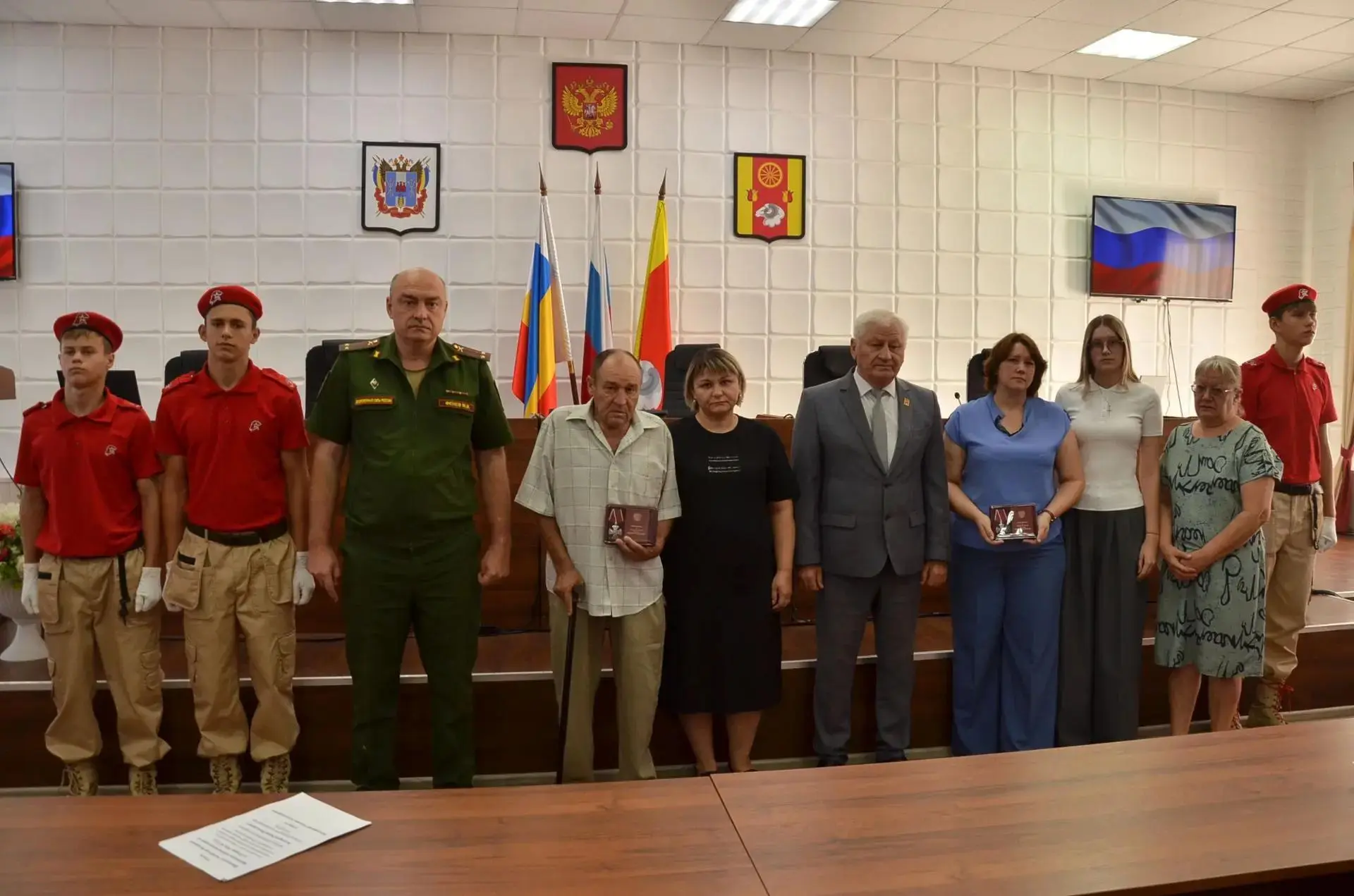 На планерном совещании в торжественной обстановке передал на хранение в семьи наших пог...
