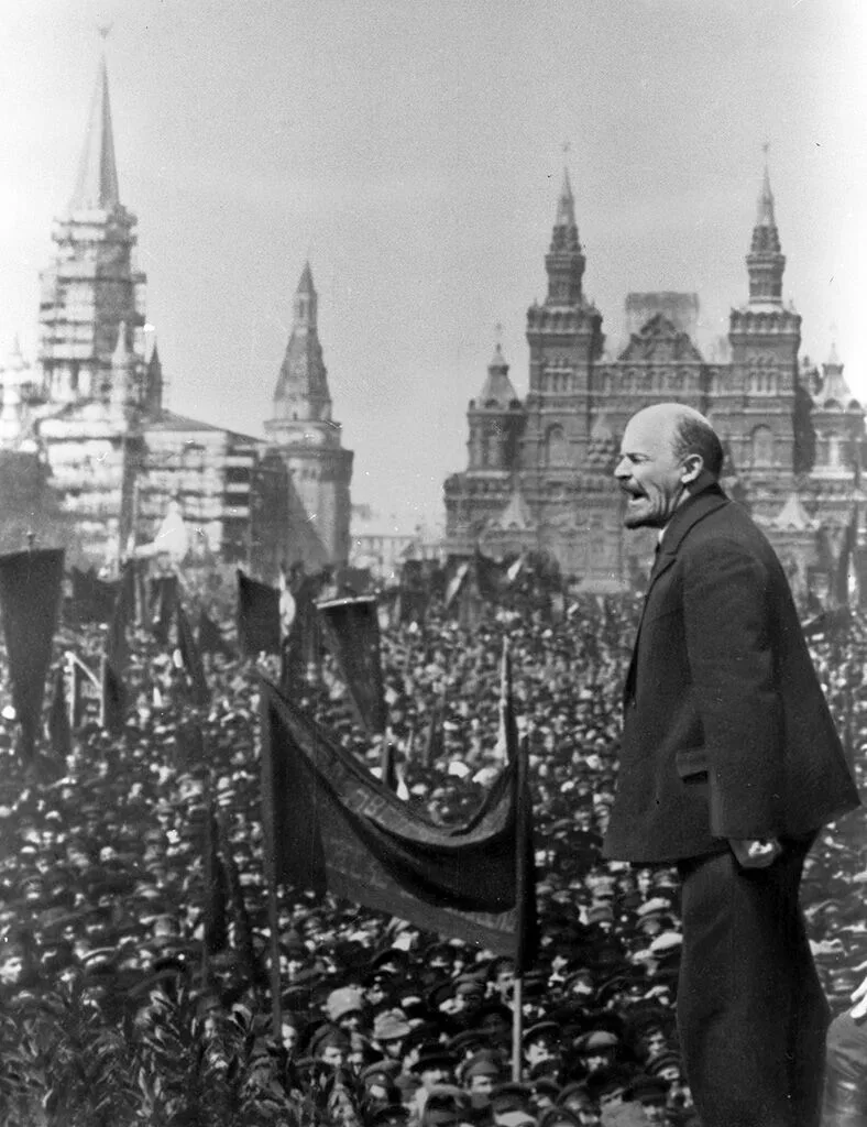 Владимир Ленин произносит речь на Красной площади, 1919 год.