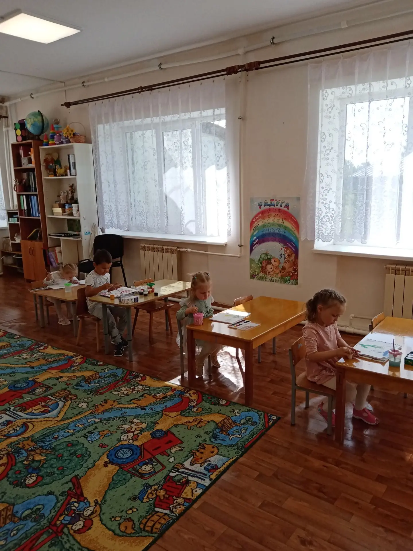 В младшей группе сегодня прошло рисование на тему: "Нарисуем картинку про лето" с целью...