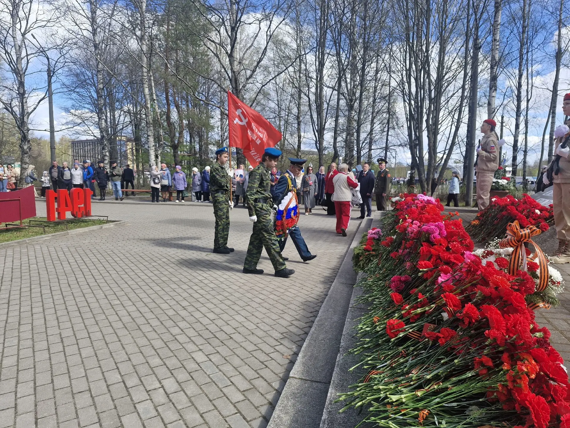 Сегодня коллектив нашего колледжа собрался у Вечного огня, чтобы почтить память героев ...