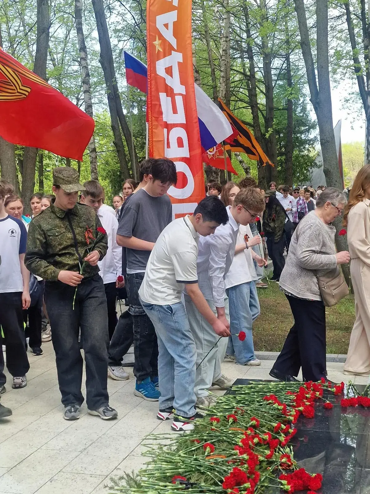«Возложите цветы на могилу солдата, Он за нас воевал под Москвой когда-то. Возложите цветы и колено 