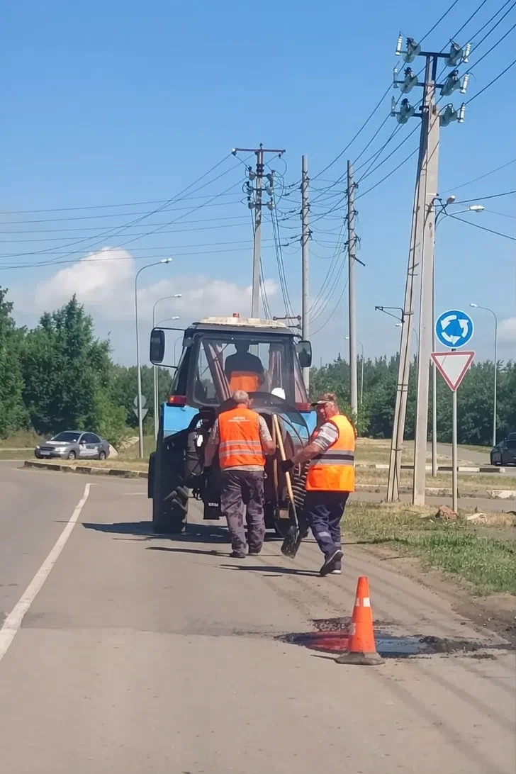 В г. Миллерово ремонтируют городские дороги. 

МКУ "Благоустройствр" вчера работало на ул. Леваневск