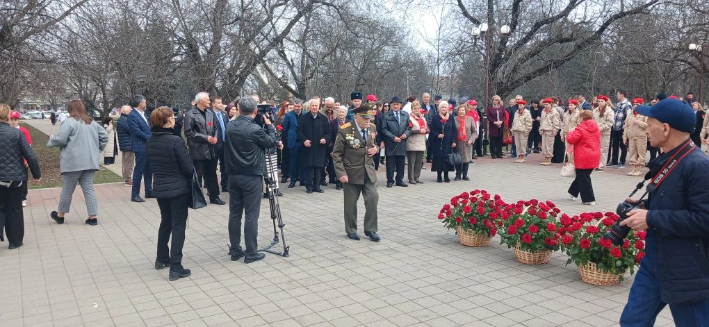 Нальчик помнит: Торжественный митинг в честь годовщины присвоения звания «Город воинской славы».  В 