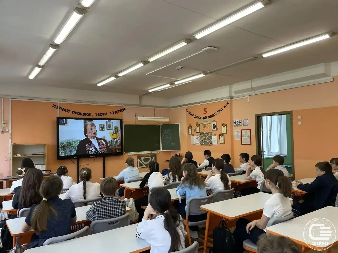 🎶 В понедельник 4 мая прошло занятие «Разговоры о важном». Тема — «Песни о войне. К Дню Победы».  🕯️