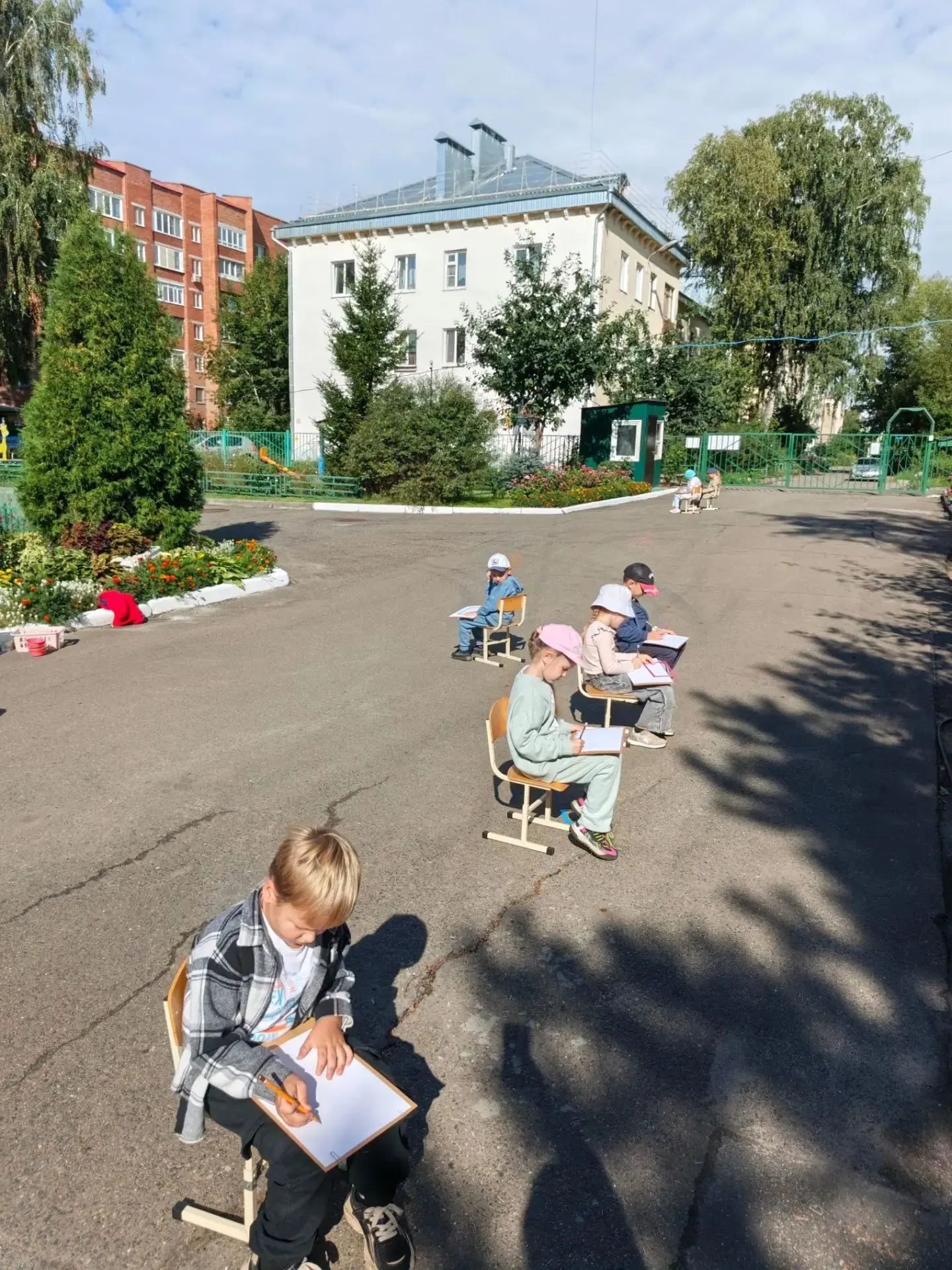 🌿 «Мой край: краски родной земли»: наши юные художники на пленэре! 🎨✨
