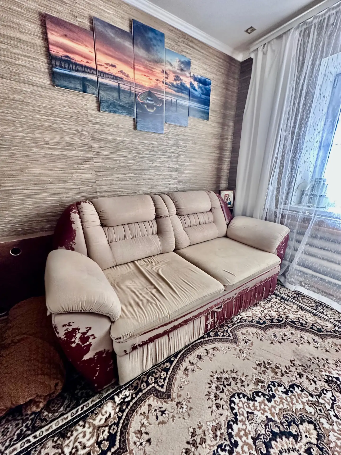 Отдам диван. Не продавлен. Раскладывается. Вынос с частного дома. Михайловка.