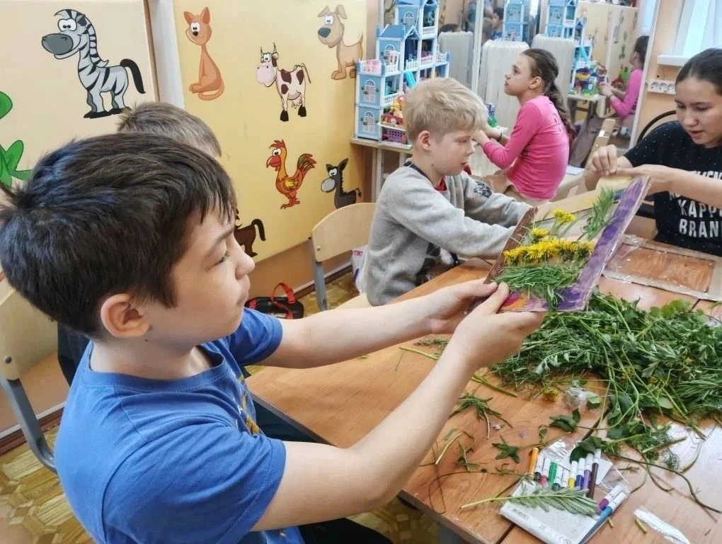 Воспитанники группы «Светлячки» «поселили» лето в группе. Собрав необходимые растения для аппликаций