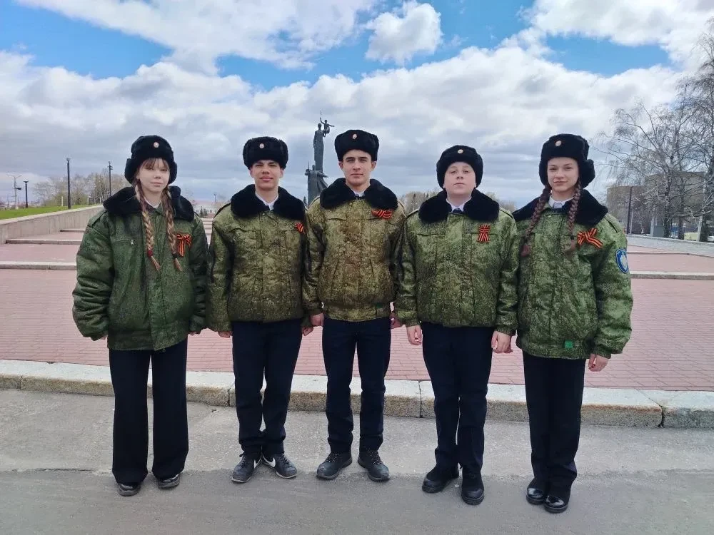 Кадеты школы — участники патриотической акции «Пост №1» 22 апреля кадеты 8 «Б» и 9 «Б» классов приня