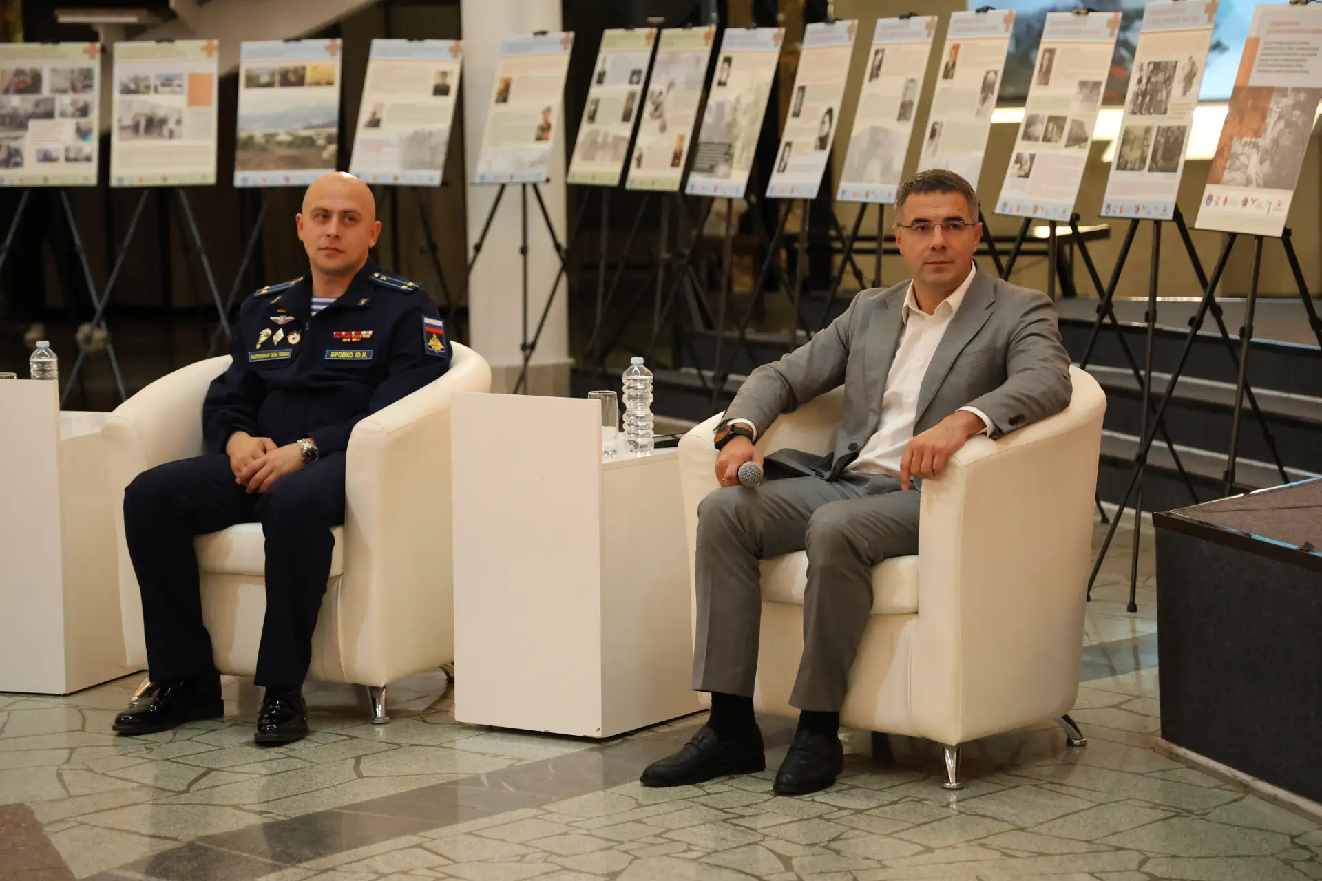 Глава города Тулы, руководитель фракции «Единая Россия» Алексей Эрк в музее оружия встр...
