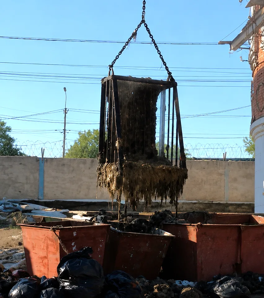 Около 2 тонн мусора вылавливают из хабаровских канализационных сетей ежедневно.

❗МУП города Хабаров