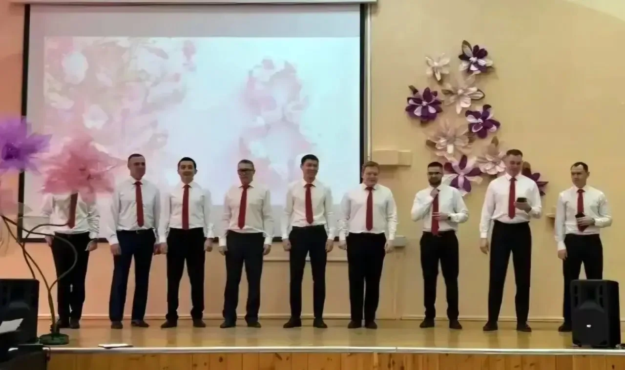 Сегодня в школе прошёл яркий праздник, посвященный Международному женскому дню 8 Марта, который объе