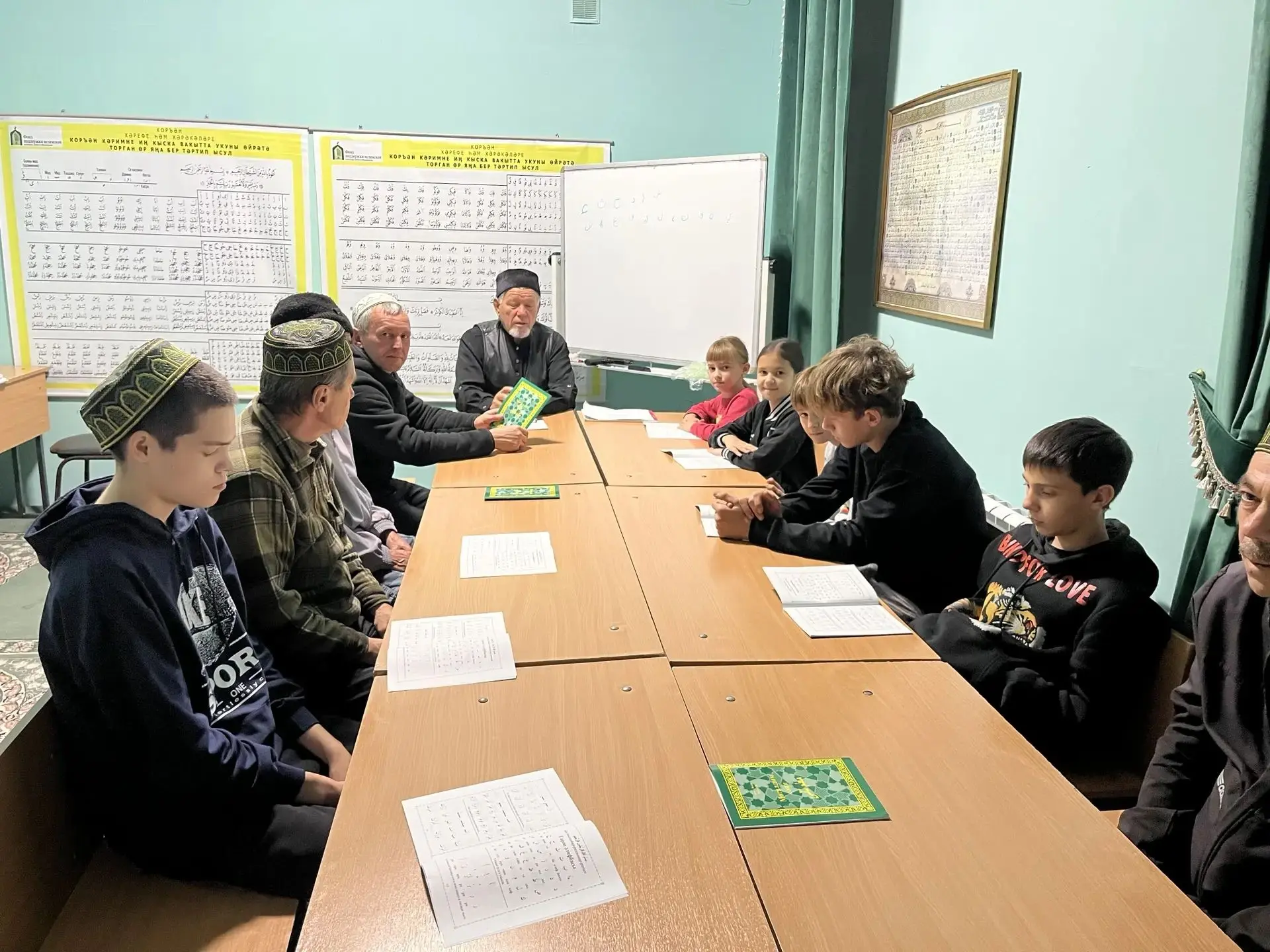 Сенгилей шәһәре Җәмигъ мәчетендә зурлар һәм балалар өчен дин дәресләре үткәрелә. Дәресл...
