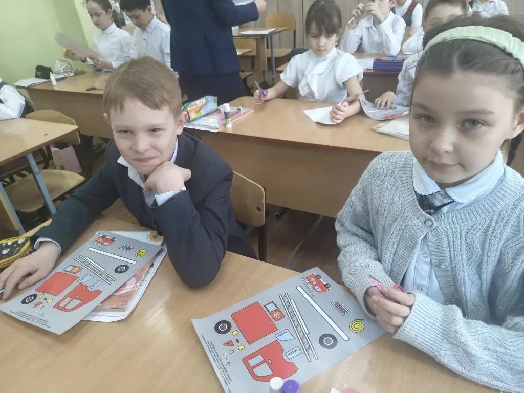 Начальник организационно-массового отдела Анна Андреевна Васильева провела уроки безопасности в  3д 