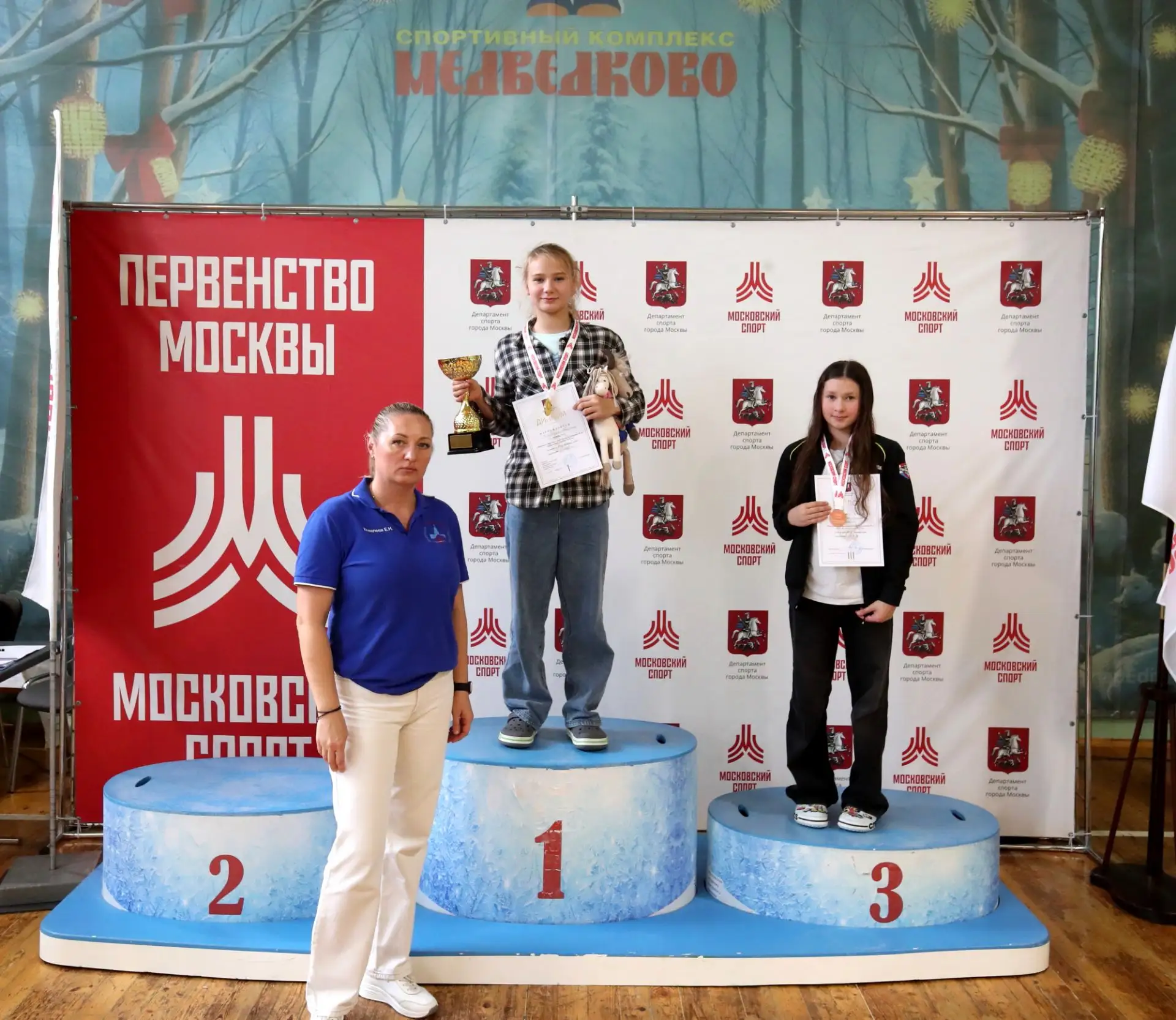 Первенство спортивных школ Москвы по плаванию среди юношей и девушек 10-11 лет завершен...