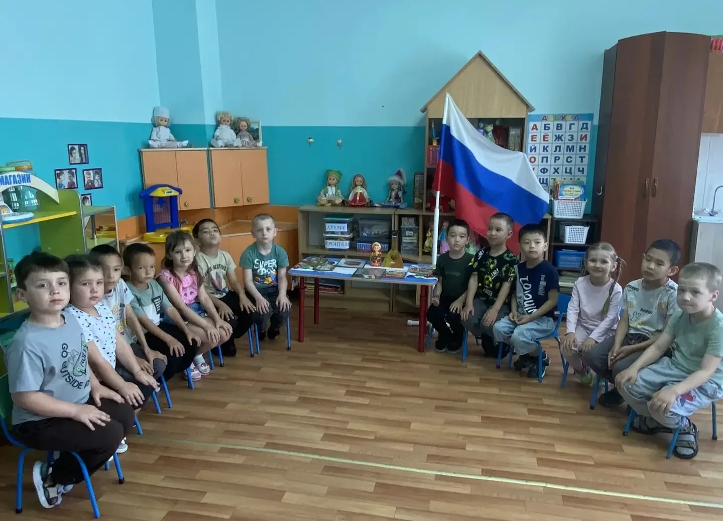 На карте мира не найдешь

Тот дом, в котором ты живешь,

И даже улицы родной

Мы не найдем на карте 