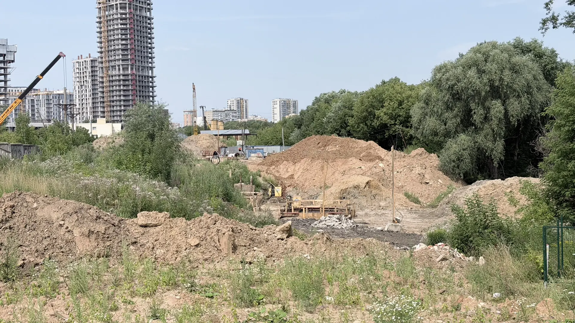 Незаконный сброс строительного мусора остается одной из самых острых проблем на западе Москвы. 

Оче