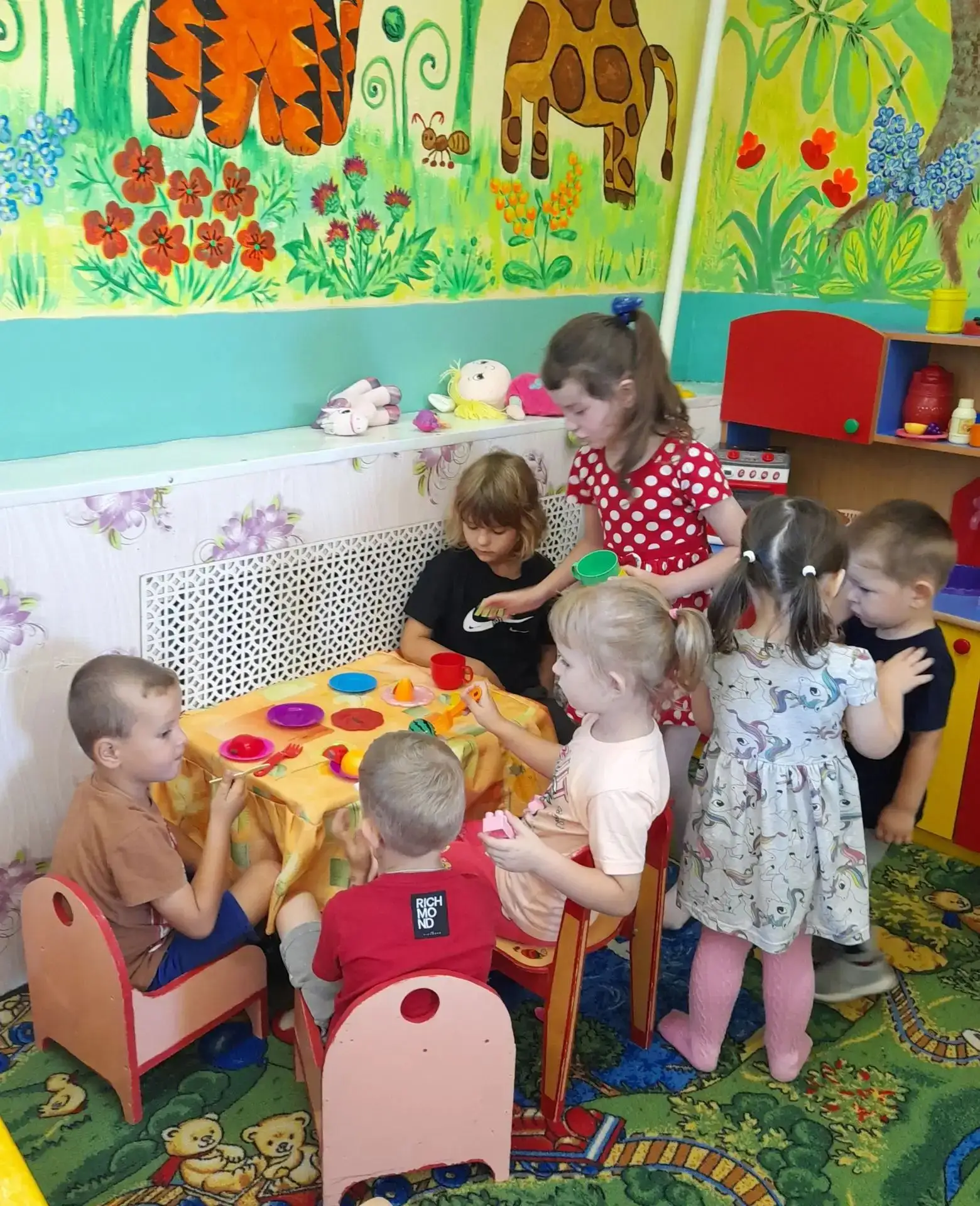 Играем в семью. Обед по расписанию.