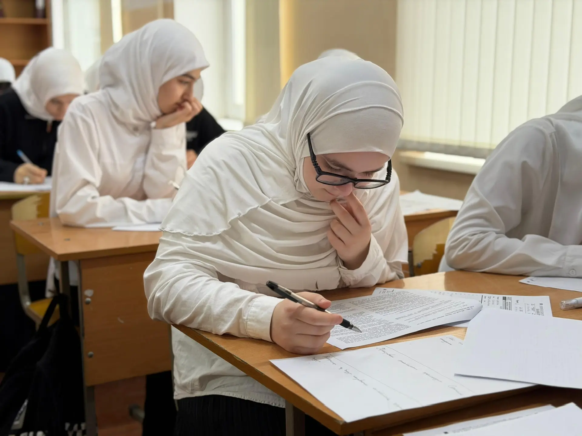 В МБОУ «СОШ № 64» г. Грозного прошёл пробный ОГЭ по русскому языку для учеников 9-х классов ✍️🇷🇺 Реб