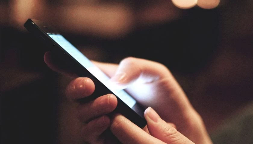 Свет от смартфонов и телевизоров несет огромный вред