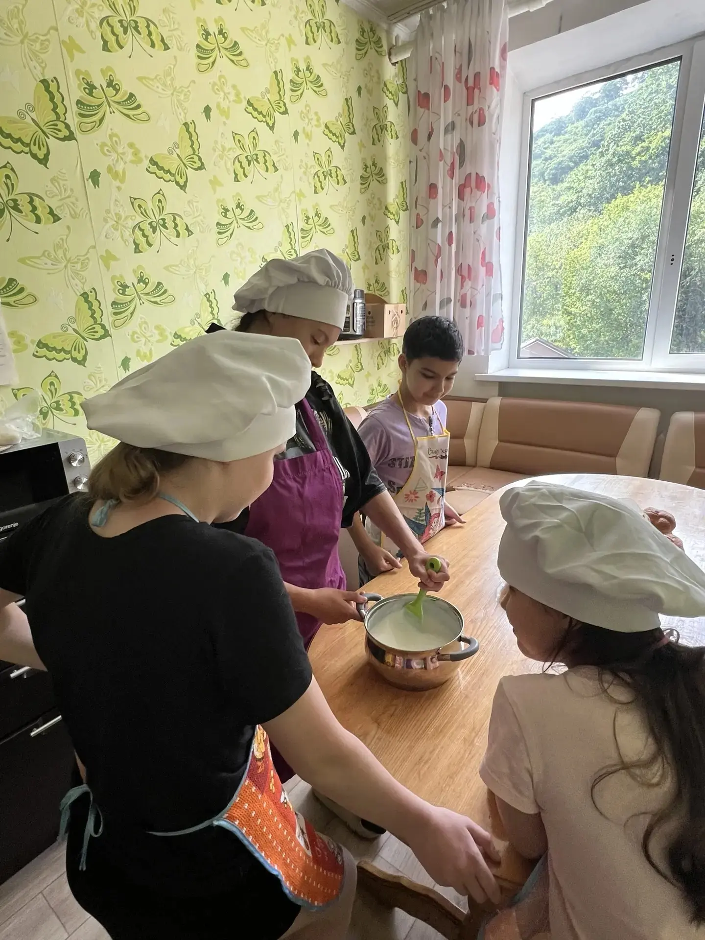 🧑‍🍳🧑‍🍳🧑‍🍳Дети с большим удовольствием учились выпекать оладушки : кто-то смешивал тесто, кто-т