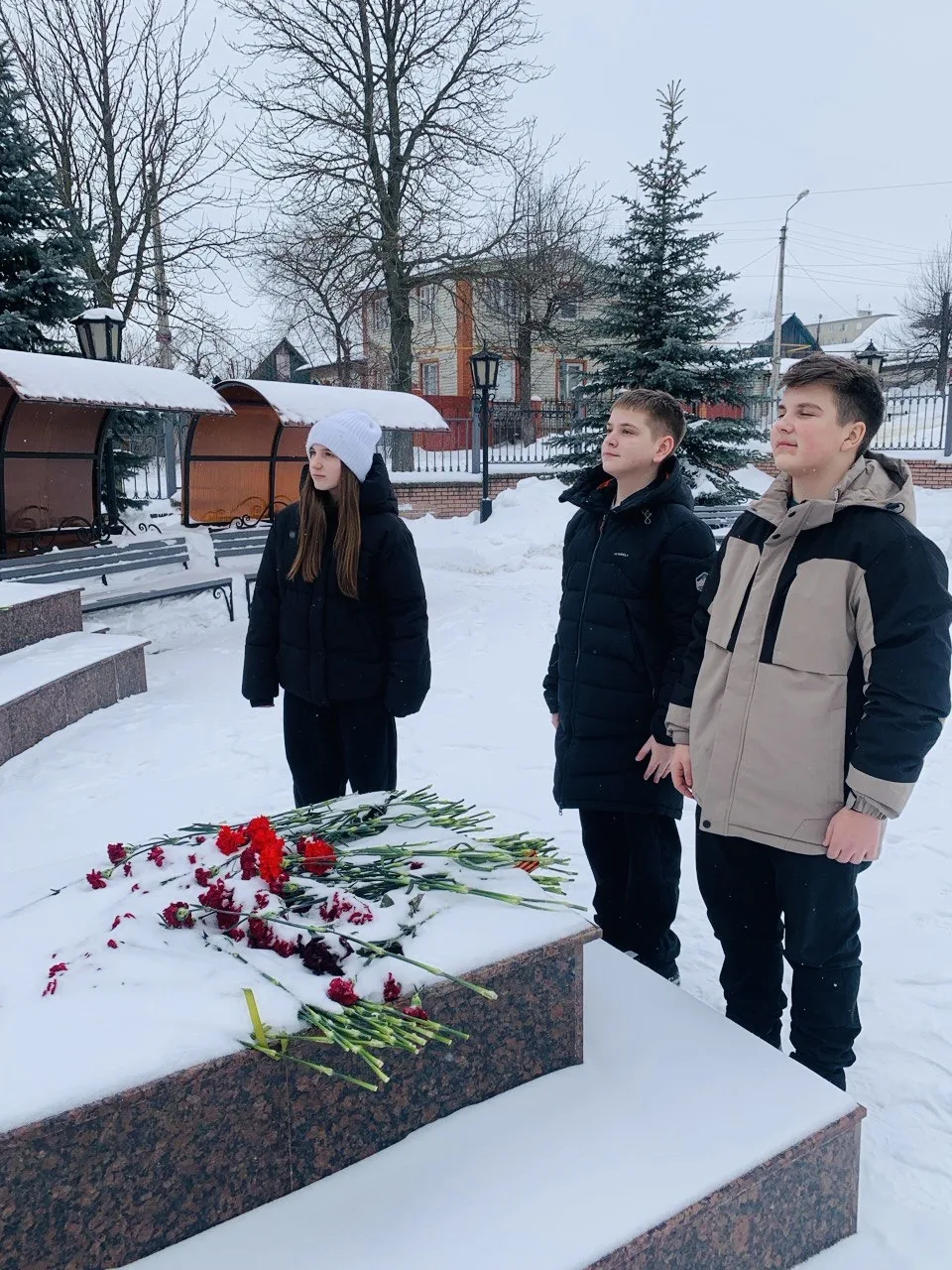 Мы помним подвиги защитников 🕯️   В преддверии Дня Защитника Отечества учащиеся 7А класса нашего ком