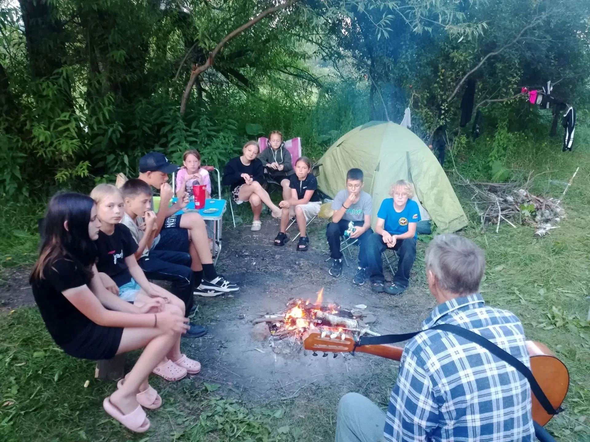 6 и 7 июля 6 а побывали на Тумаковке. Ночь в палатках, песни под гитару у костра, походная кухня, по