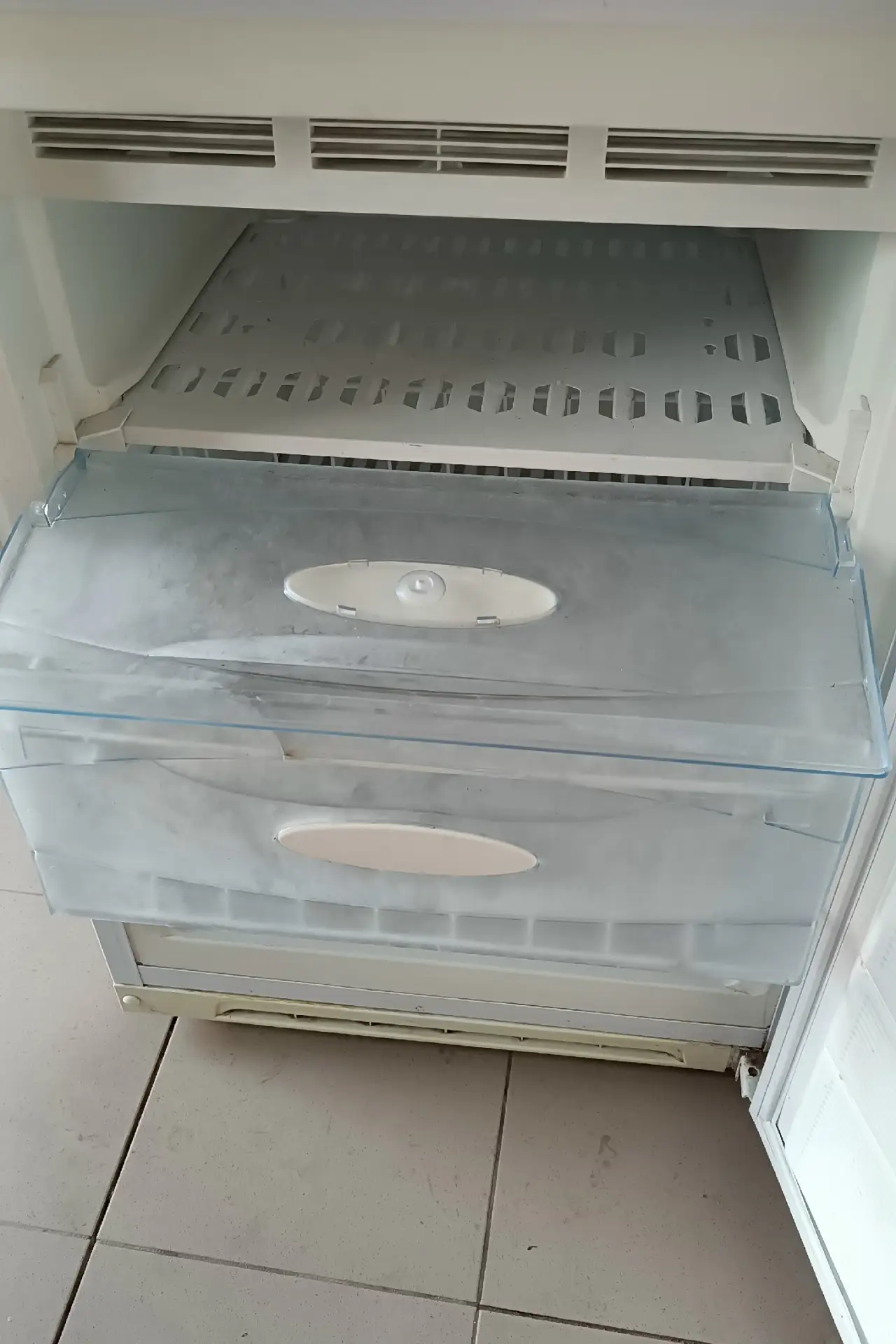Продам морозильную камеру на 3 полки,морозит хорошо,цена 10000 т.р,торг уместен,тел +79...